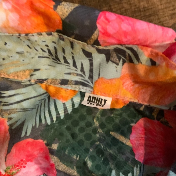 Polyester tropical short sleeve button down. Size S/M - Picture 3 of 4